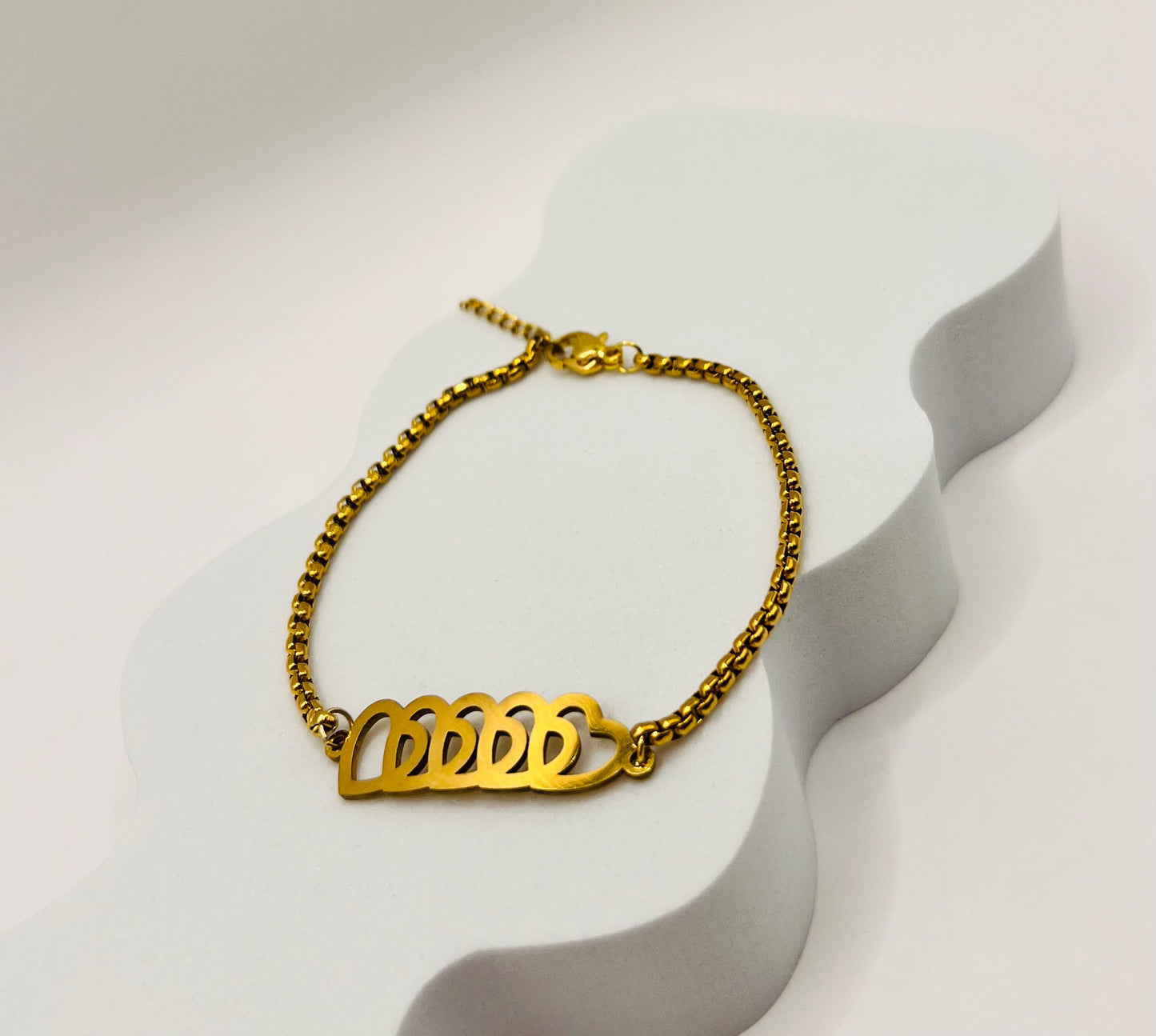 Esta pulsera es más que una joya; es una expresión tangible del amor, cada corazón entrelazado representa un vínculo especial con tus seres amados, un recordatorio constante de la belleza y la fuerza del amor que los une.