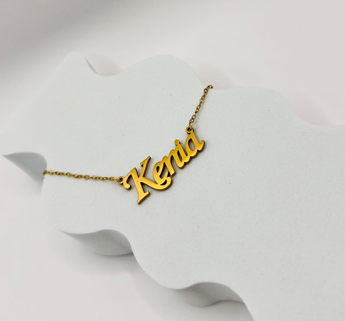 Lleva contigo el dije con tu nombre o el de tu persona amada, reflejando tu identidad con sofisticación y elegancia, un recordatorio constante de quién eres, a quién amas y cómo puedes brillar con tu esencia única - Kenia