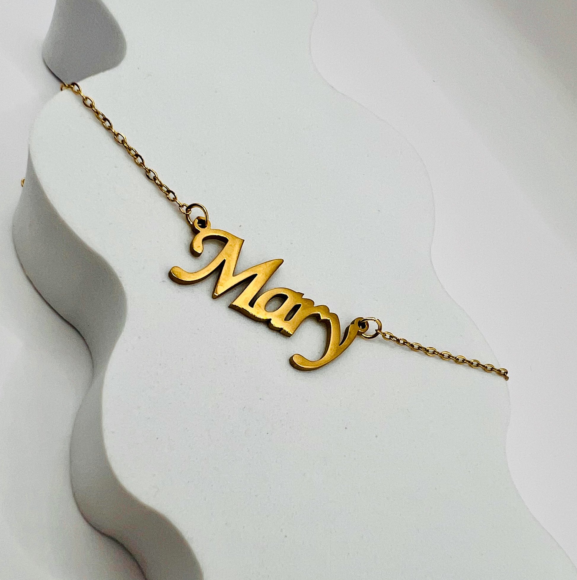 Lleva contigo el dije con tu nombre o el de tu persona amada, reflejando tu identidad con sofisticación y elegancia, un recordatorio constante de quién eres, a quién amas y cómo puedes brillar con tu esencia única.