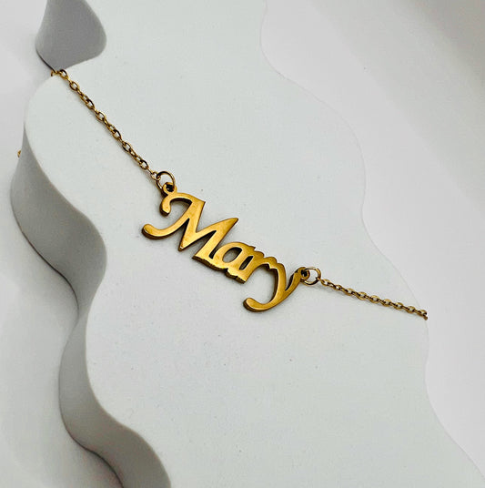 Lleva contigo el dije con tu nombre o el de tu persona amada, reflejando tu identidad con sofisticación y elegancia, un recordatorio constante de quién eres, a quién amas y cómo puedes brillar con tu esencia única.
