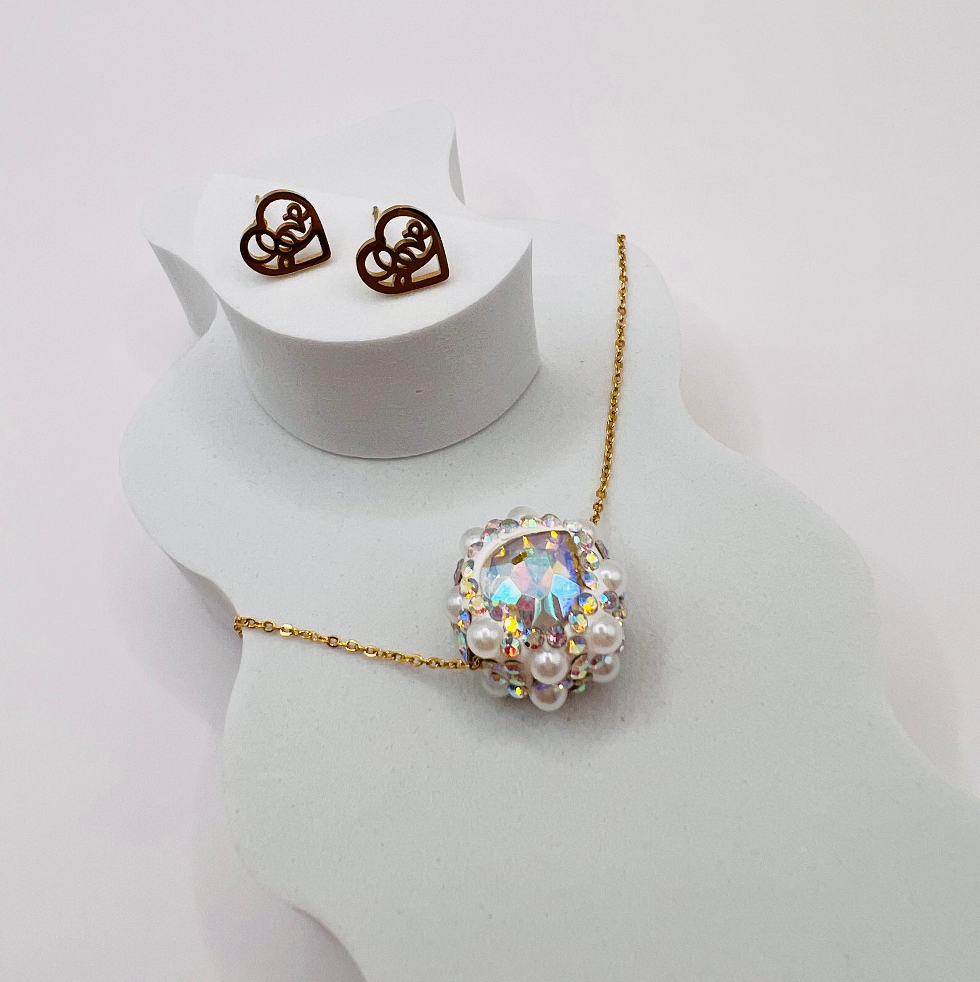 Deja que este collar sea el símbolo de tus sentimientos más profundos, portando una joya que no sólo destaca tu belleza exterior, sino que también revela el amor guardado en tu corazón - Blanco