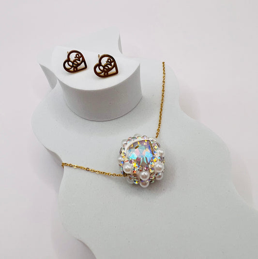 Deja que este collar sea el símbolo de tus sentimientos más profundos, portando una joya que no sólo destaca tu belleza exterior, sino que también revela el amor guardado en tu corazón - Blanco