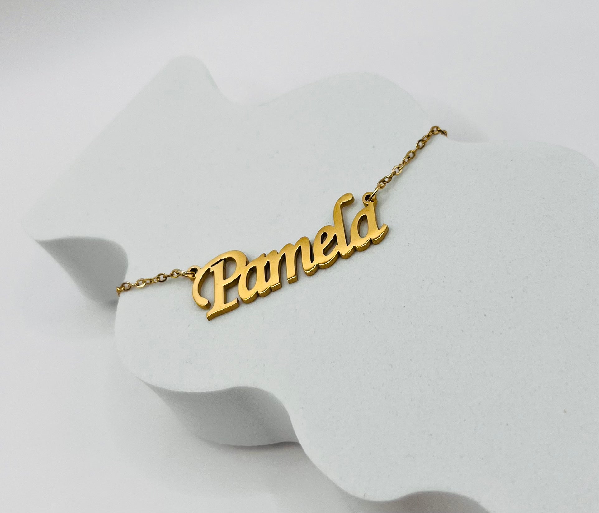 Lleva contigo el dije con tu nombre o el de tu persona amada, reflejando tu identidad con sofisticación y elegancia, un recordatorio constante de quién eres, a quién amas y cómo puedes brillar con tu esencia única - Pamela