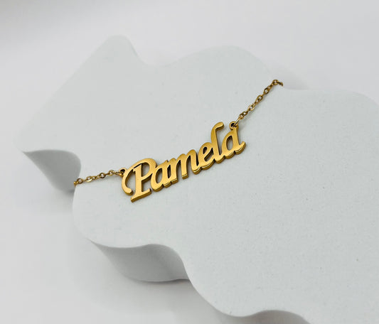 Lleva contigo el dije con tu nombre o el de tu persona amada, reflejando tu identidad con sofisticación y elegancia, un recordatorio constante de quién eres, a quién amas y cómo puedes brillar con tu esencia única - Pamela