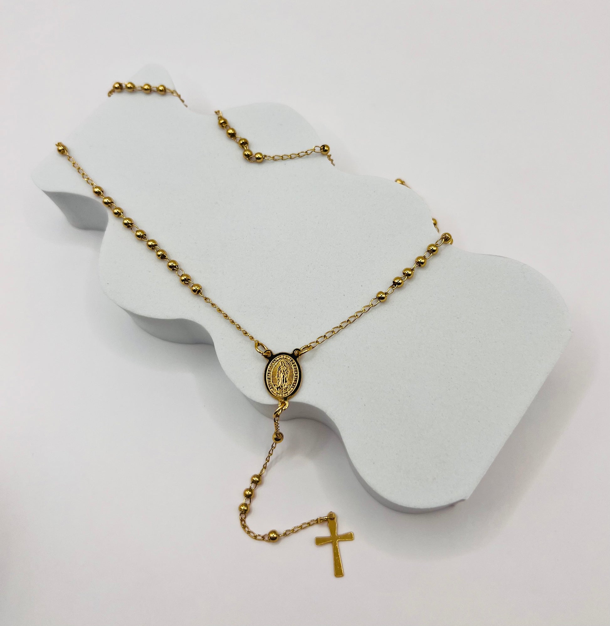 Deja que este collar en forma de rosario sea un recordatorio constante de tu devoción y fe, sabiendo que es una joya para expresar una conexión espiritual profunda.