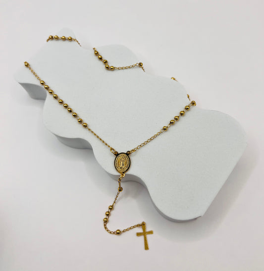 Deja que este collar en forma de rosario sea un recordatorio constante de tu devoción y fe, sabiendo que es una joya para expresar una conexión espiritual profunda.