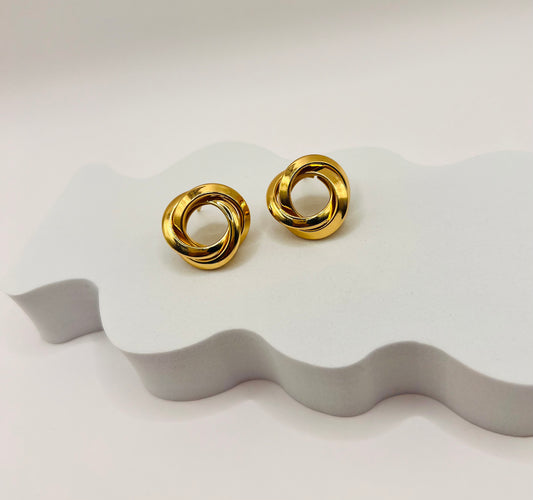 Deja que estos aretes te recuerden la importancia de la conexión y la armonía en cada aspecto de la vida, llevando contigo una joya que refleja la belleza de la unión en su forma más elegante.