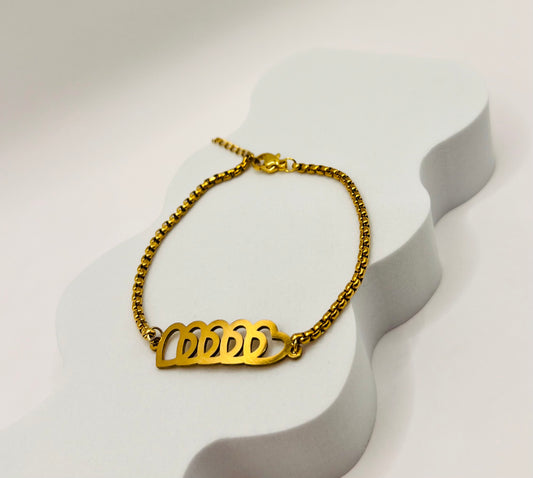 Esta pulsera es más que una joya; es una expresión tangible del amor, cada corazón entrelazado representa un vínculo especial con tus seres amados, un recordatorio constante de la belleza y la fuerza del amor que los une. 