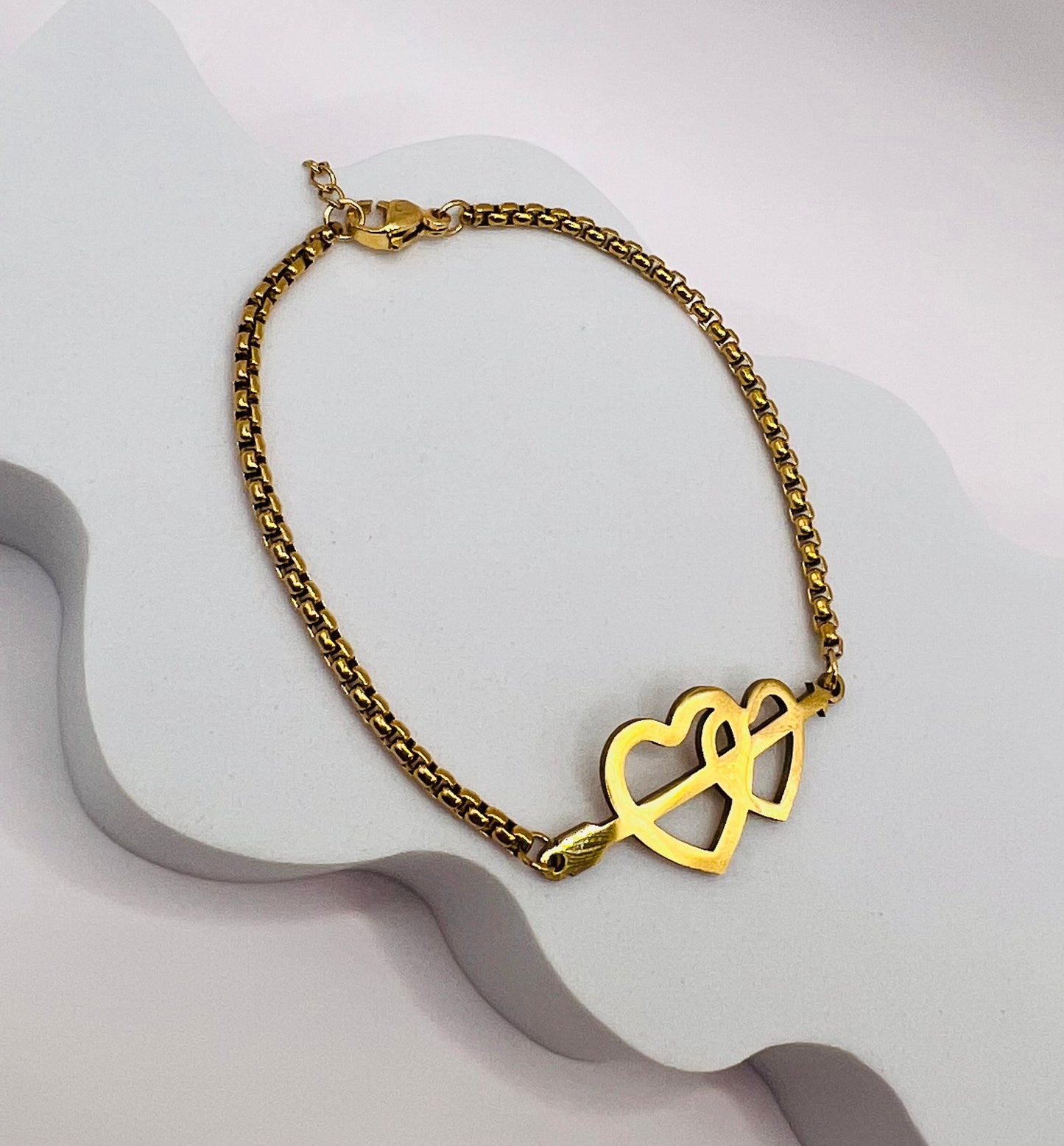 Cada par de corazones entrelazados representa la unión de almas gemelas, lleva esta pulsera como un recordatorio constante del lazo especial que compartes con tu persona amada.