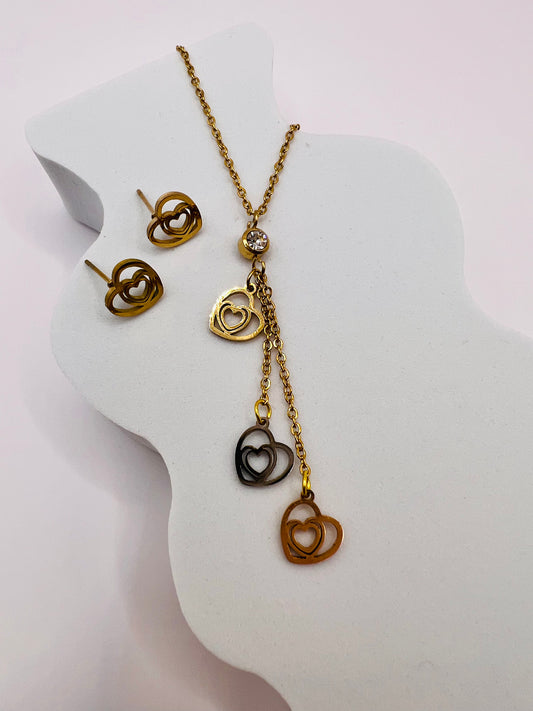 Descubre la belleza constante del amor profundo y significativo que llena y colma tu ser a través de nuestro conjunto de collar y aretes de acero inoxidable.