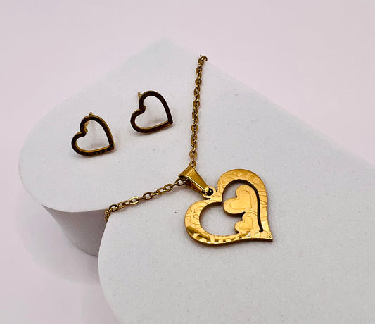 Embellece tu estilo con nuestro conjunto de collar y aretes de acero inoxidable, cada pieza simboliza un amor profundo y compartido, un recordatorio constante del vínculo especial que une corazones en una danza de amor y unión.
