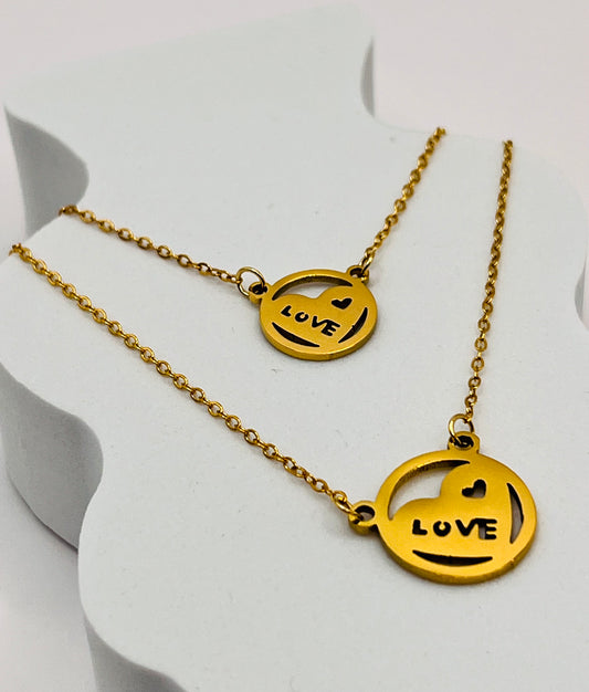 Celebra el amor en su máxima expresión fusionando pasión y significado en un diseño único, un recordatorio constante del amor que late en el centro de tu ser y que rodea cada momento de tu vida.