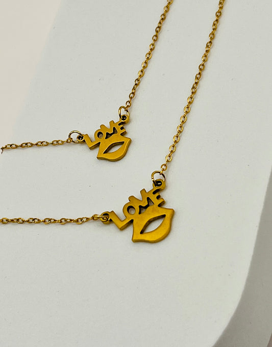 Lleva contigo este símbolo de amor y estilo, añadiendo un toque de atrevimiento y elegancia a tu look diario, un recordatorio profundo de la belleza y la dulzura que rodean cada momento.