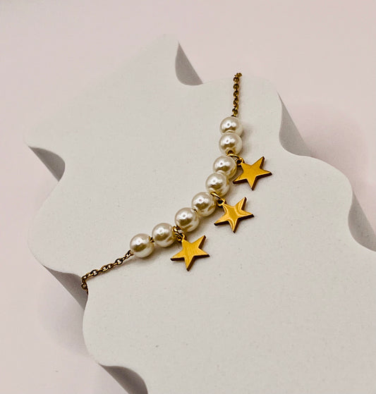 Captura la magia del cielo en cada detalle, llevando contigo el resplandor de las estrellas y la elegancia de las perlas en cada ocasión con este maravilloso collar.