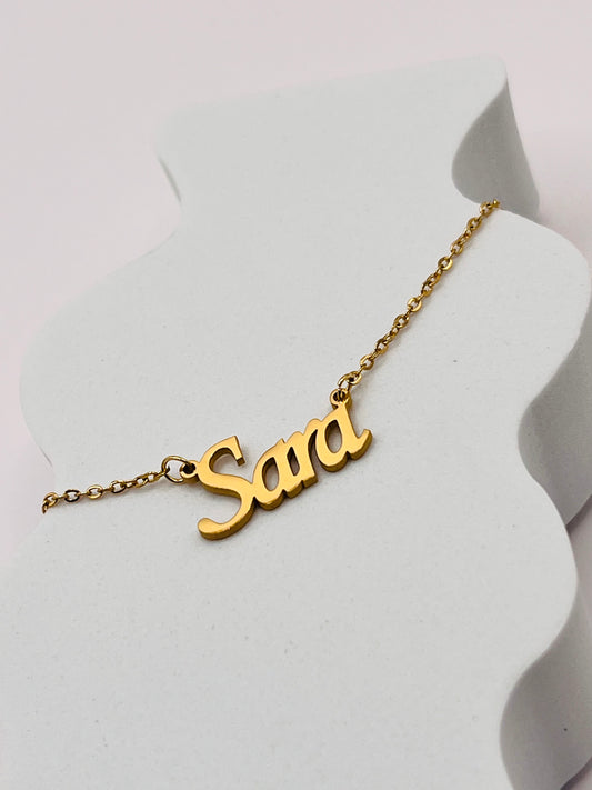 Lleva contigo el dije con tu nombre o el de tu persona amada, reflejando tu identidad con sofisticación y elegancia, un recordatorio constante de quién eres, a quién amas y cómo puedes brillar con tu esencia única.
