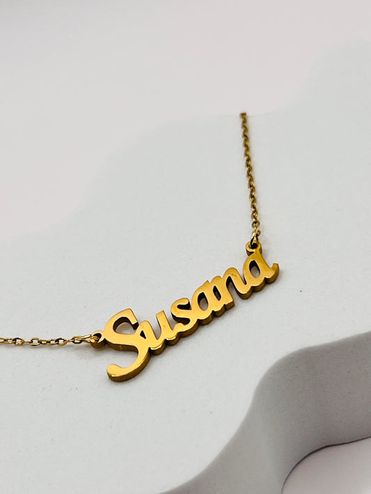 Lleva contigo el dije con tu nombre o el de tu persona amada, reflejando tu identidad con sofisticación y elegancia, un recordatorio constante de quién eres, a quién amas y cómo puedes brillar con tu esencia única.